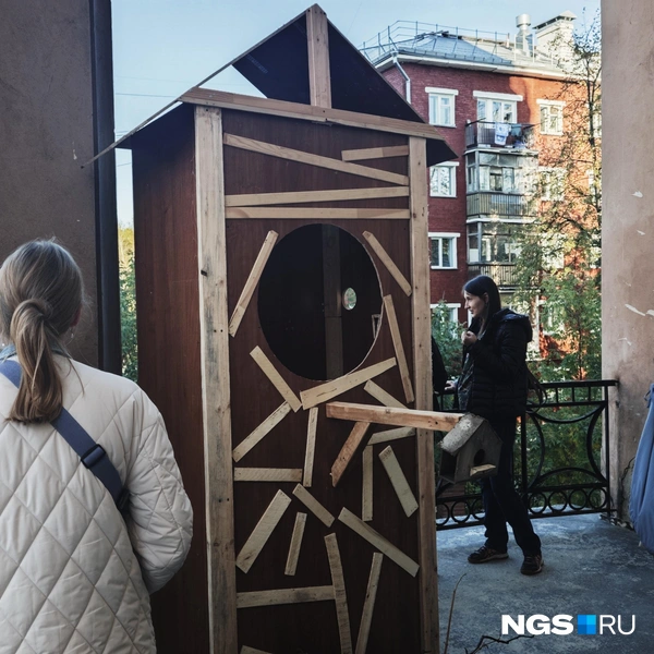 На балконе стоит огромный скворечник  | Источник: Маргарита Резникова / NGS.RU