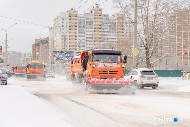 Больше половины машин для чистки снега в Чите остаются без водителей | Источник: Олег Федоров / CHITA.RU