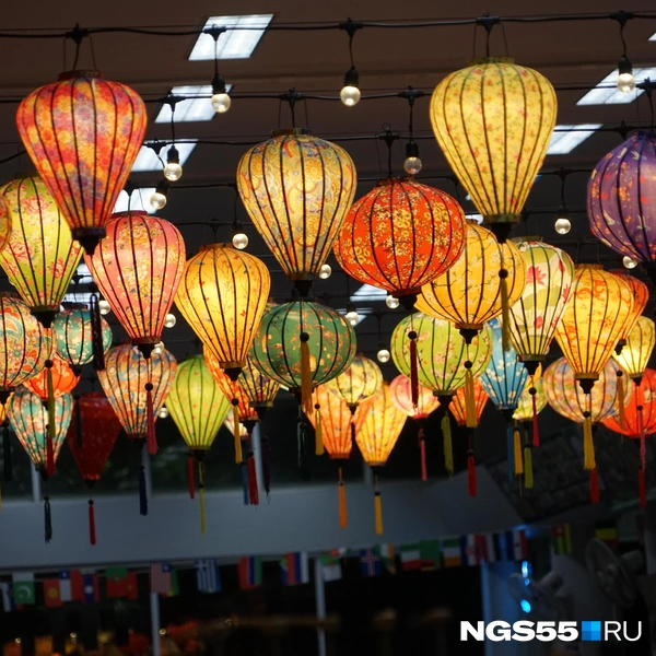 Бумажные фонарики — это просто сказка | Источник: Тамара Башаева / NGS55.RU