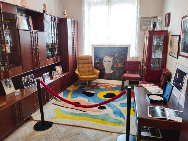 Гостиная в квартире на Тверской улице, где много лет жили Майя Плисецкая и Родион Щедрин. Теперь это квартира-музей великой балерины | Источник: Открываем Россию / t.me