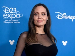 Анджелина Джоли продемонстрировала осиную талию и крутые бедра
