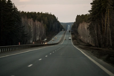Свердловских водителей просят отложить дальние поездки из-за гололеда