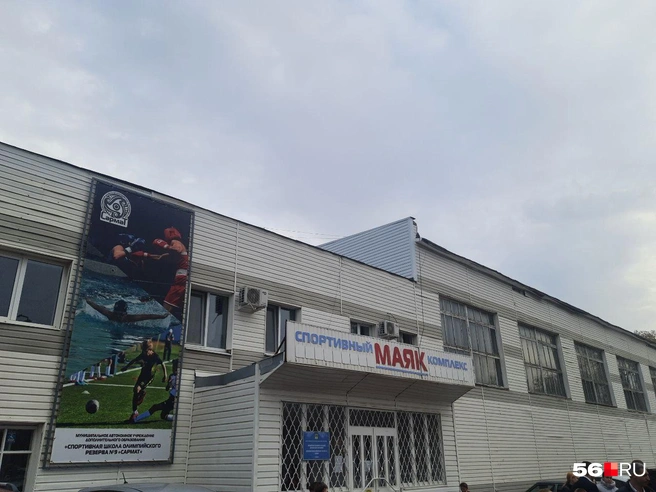 Стадион находится на территории спортивного комплекса «Маяк» на улице Химической, 1 | Источник: Анастасия Баринова / 56.RU