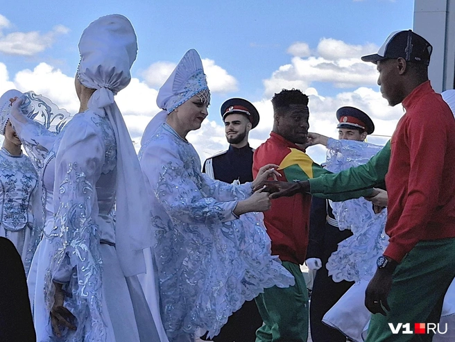 Тот, кто справился с караваем, танцев с русской красавицей тоже не испугался | Источник: Тимофей Крылов / V1.RU