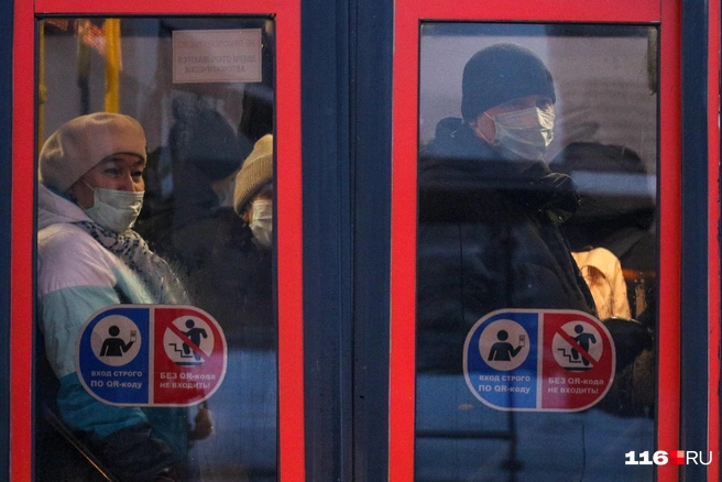 Если вы собираетесь в людное место&nbsp;— наденьте маску. На всякий случай | Источник: Артем Дергунов / 116.RU