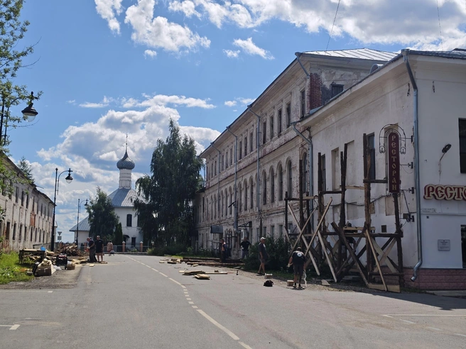Декорации уже начали устанавливать на улицах Ростова Великого | Источник: Ростовский округ / vk.ru