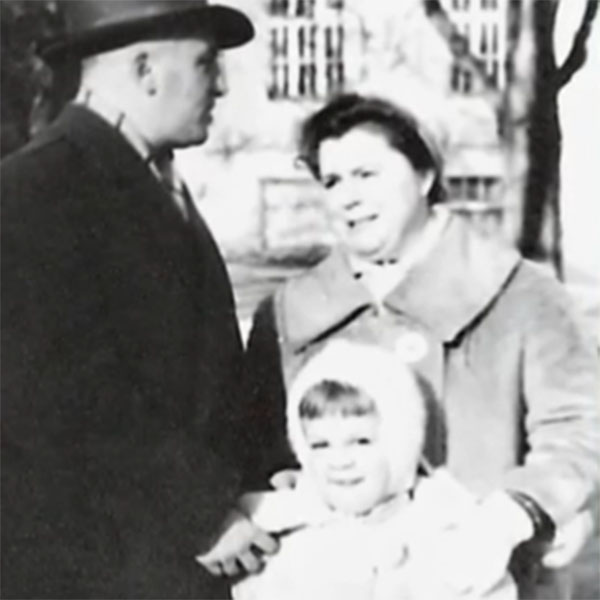 Маленькая Люба Казарновская с папой и мамой