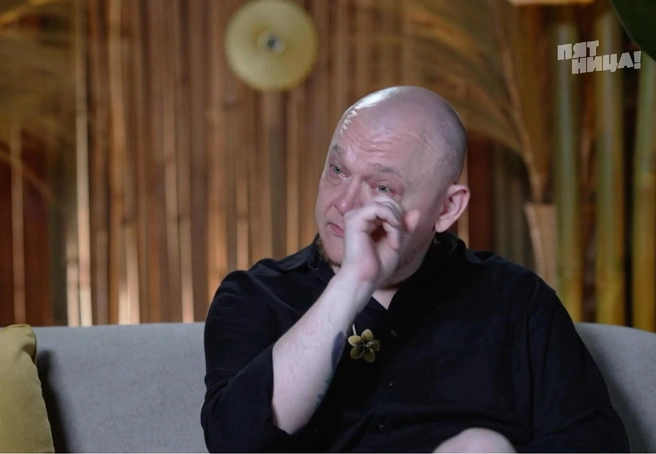 Юморист не смог сдержать слезы, читая письмо жены | Источник: кадр из реалити-шоу «Ставка на любовь» (16+), телеканал «Пятница», 2025 год