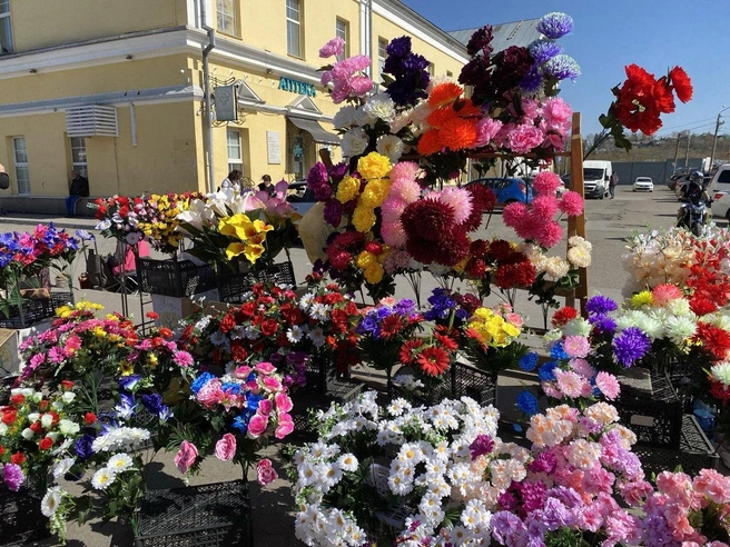 Самые дорогие и крупные букеты, по словам продавцов, будут долго стоять и не терять вид | Источник: Ирина Господаренко / NGS22.RU