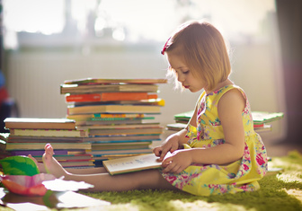 Эксперты выяснили, как чтение в детстве влияет на доходы в будущем