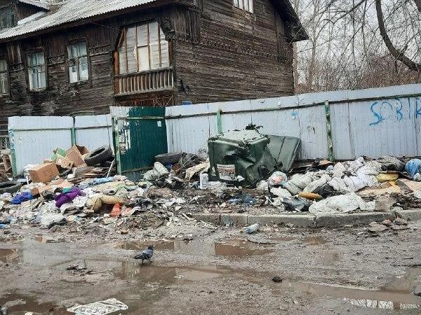 Мусорная площадка на улице Римского-Корсакова, где, по словам жителей, после вывоза контейнеров осталась гора отходов. | Источник: Татьяна