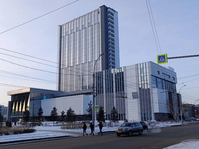 На снимке показан вид гостиницы осенью; к тому времени фасадные работы были полностью завершены. | Источник: Стас Соколов / NGS.RU