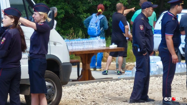 — Рядом со складом есть кафе. Перед ним выставили стол и палетки воды, — передает Алексей Ногинский. | Источник: Алексей Ногинский / 63.RU