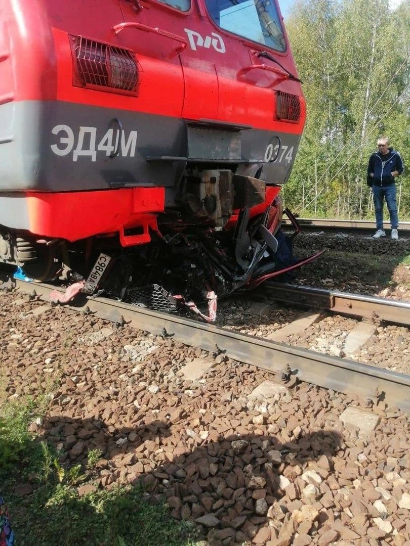 ЧП в Подмосковье: жуткие кадры ДТП в Подмосковье, где электричка наехала на  машину на перегоне Гжель — Куровская Казанского направления - 5 сентября  2023 - МСК1.ру