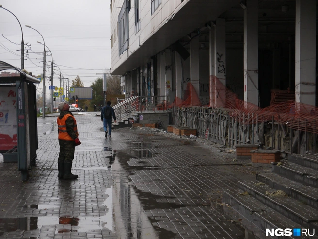 Стекла давно пропали на всем первом этаже | Источник: Стас Соколов / NGS.RU
