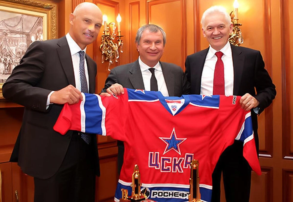 Совладелец Gunvor Торбьерн Торнквист (на фото — слева), глава «Роснефти» Игорь Сечин и на тот момент, в 2012 году, пока еще акционер Геннадий Тимченко обсудили сотрудничество и поддержку хоккея | Источник: Rosneft.ru