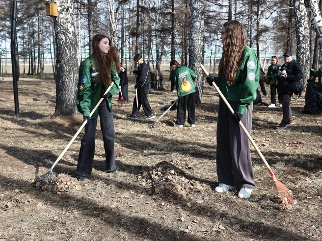Студенческие отряды активно участвовали в уборке | Источник: Александр Ощепков / NGS.RU