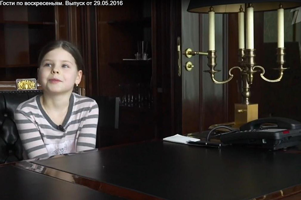 Маша Табакова в кабинете папы рассказывает о своих родителях
