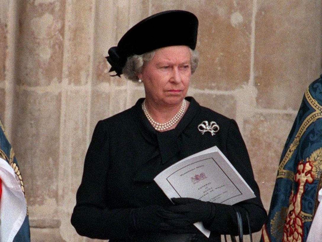 Елизавета II на похоронах Дианы, принцессы Уэльской, 6 сентября 1997 | marieclaire.ru