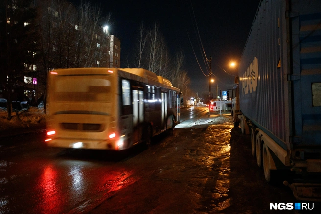 После 21:00 автобусы и маршрутки почти перестают ходить  | Источник: Андрей Бортко / NGS.RU