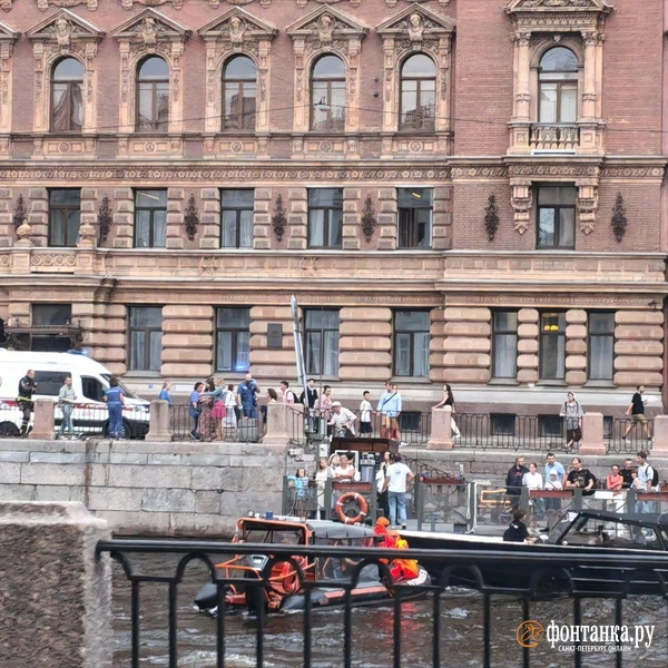 На Фонтанке спасли мужчину и женщину, решивших освежиться в реке в полуголом виде | Источник: читатель «Фонтанки»