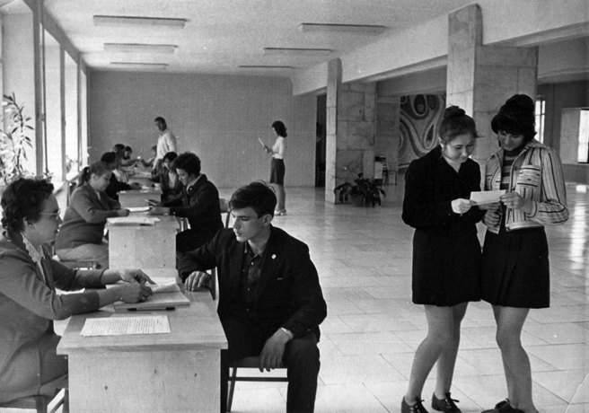 В 1975 году Омский государственный университет впервый набрал студентов на экономический факультет | Источник: Анатолий Галюкшев / диск «30 лет ОмГУ», выдано Сергеем Александровичем Терентьевым / pastvu.com