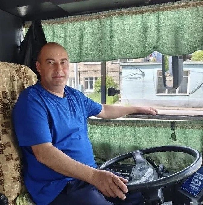 Мужчина продолжил дело своих родителей | Источник: Троллейбусное управление Читы