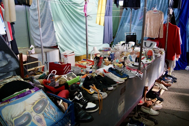 Ассортимент у продавцов самый разный&nbsp;— от б/у одежды до антикварной посуды | Источник: Екатерина Подымова / 93.RU