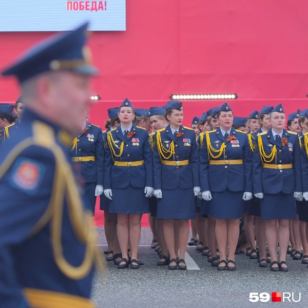 Участники и участницы торжественного прохождения войск замерли на площади, дожидаясь начала парада | Источник: Тимофей Калмаков / 59.RU