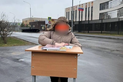 Подросток с партой протестует у школ Новой Москвы