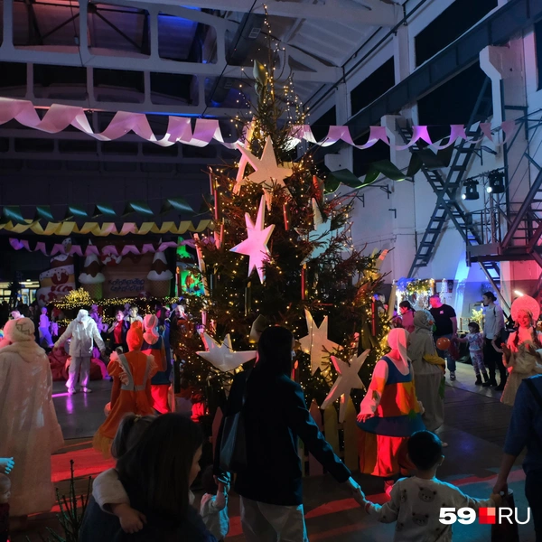 Хоровод у елочки  | Источник: Тимофей Калмаков / 59.RU