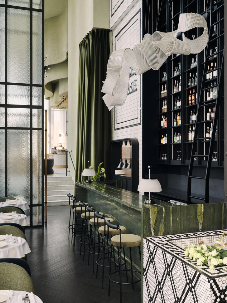 Настольные светильники на баре — Alfa от Artemide | Источник: Дмитрий Цыренщиков