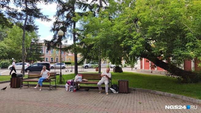 Красноярец вынуждено отдыхает с вещами бездомного | Источник: Полина Бородкина / NGS24.RU