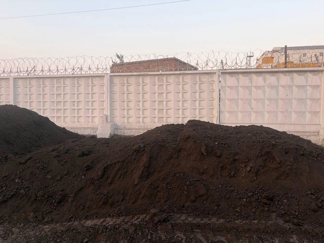 18 июня техника и рабочие выгружали землю на газон вдоль проезда Энергетиков | Источник: Настасья Медведева / NGS.RU