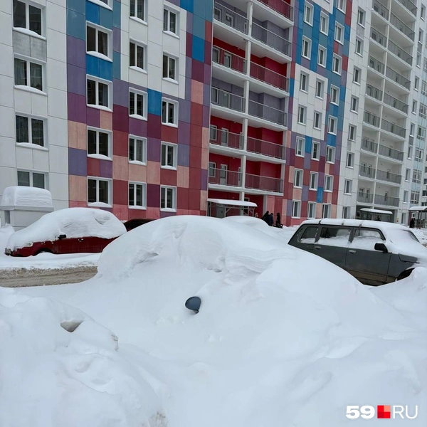 Эту машину в ЖК «Арсенал» во время уборки снега могут перепутать с сугробом | Источник: Екатерина Вохмянина / 59.RU