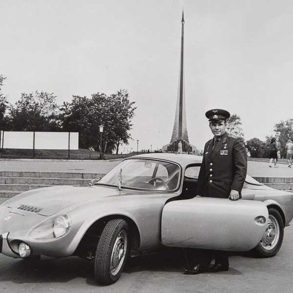 Валентин Мастюков. Юрий Гагарин и автомобиль Matra Djet V. ВДНХ, Москва 1965.  | Источник: пресс-служба Росфото