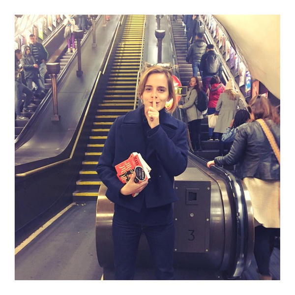 Зачем Эмма Уотсон прячет книги в метро?