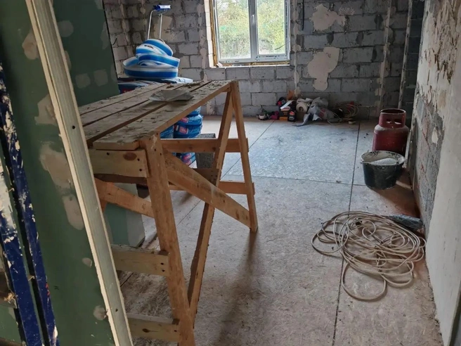 Супруги признаются, что в их доме нормально поставлены только окна. Всё остальное им сейчас приходится доделывать и переделывать за горе-строителями | Источник: Олеся Слинкина