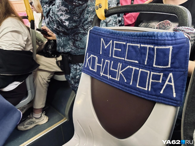 Кондуктор троллейбуса уже сама выучила всю историю, которую вещает аудиогид | Источник: Арина Тимохина / YA62.RU