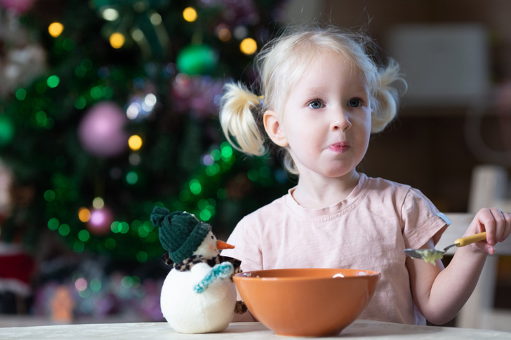 С какого возраста можно давать ребенку оливье, заливное и селедку под шубой, новогодний стол для детей, блюда новогоднего стола для детей