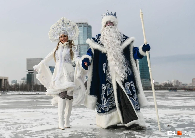 Обязательное условие — костюм Снегурочки | Источник: Дмитрий Емельянов / E1.RU