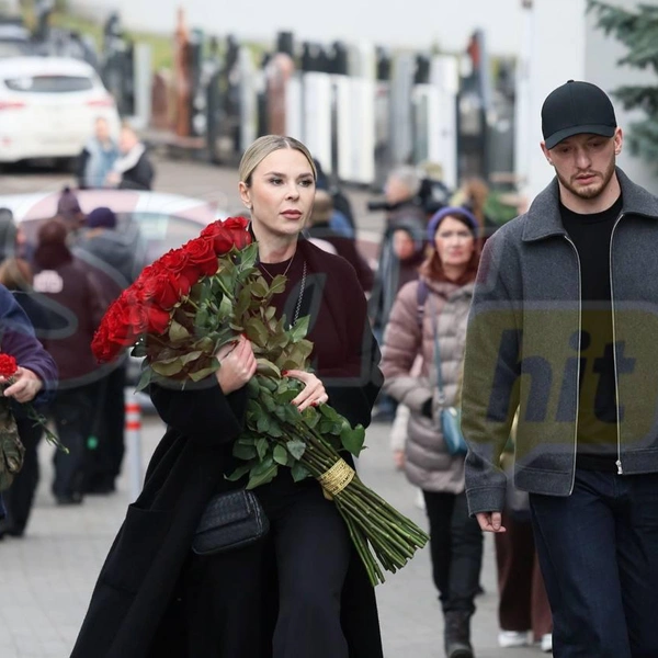 Пелагея принесла красные розы