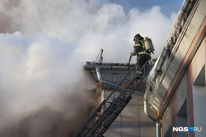 Спасатели используют высотную пожарную технику | Источник: Александр Ощепков / NGS.RU