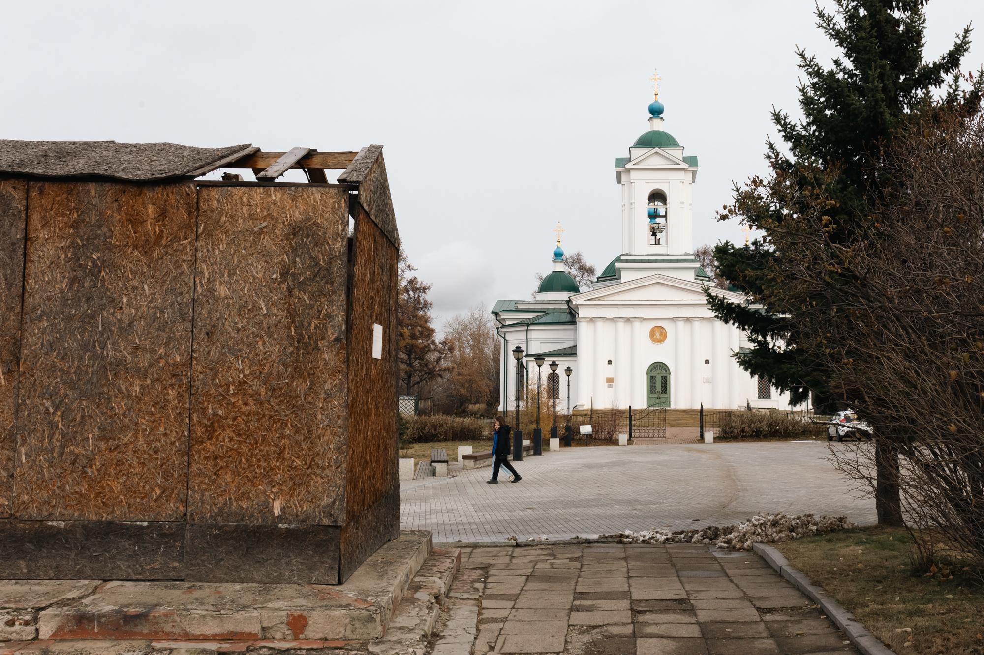 Памятник Борцам революции появился в Иркутске в 1940 году. Сейчас на его месте&nbsp;— «чехол» из фанеры, который установили в 2017-м | Источник: Даниил Конин / «ИрСити»