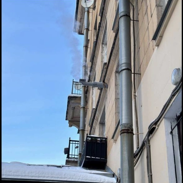 Труба бани дымит прямо в окна соседской квартиры | Источник: Жильцы дома