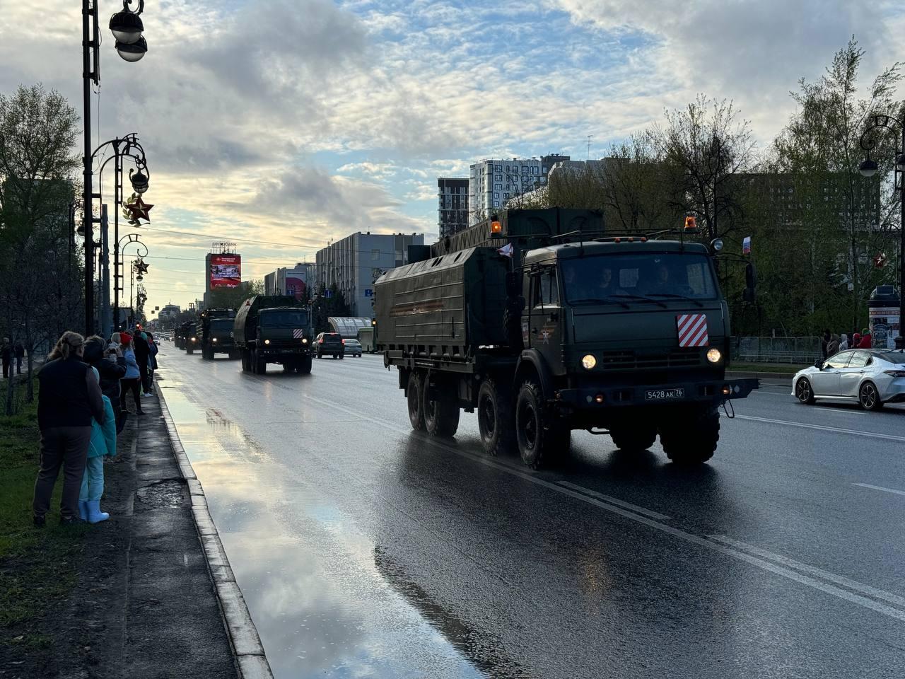 В Тюмени начала движение колонна военной техники: маршрут и время - 9 мая  2024 - 72.ру