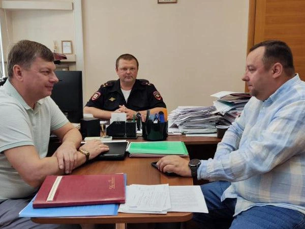 Александр Блинов (в центре) в бытность руководителем управления по вопросам миграции свердловского главка | Источник: ГУ МВД по Свердловской области