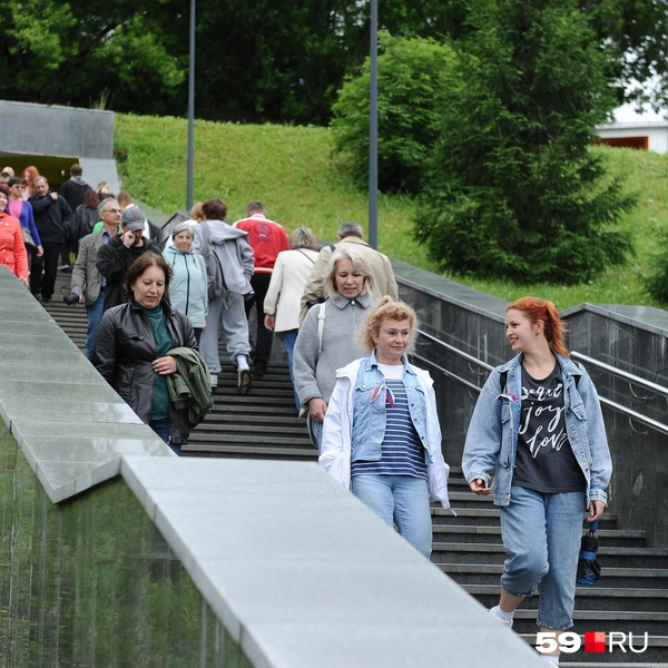 Часть пермяков пришла прогуляться по набережной | Источник: Ирина Тропина / 59.RU