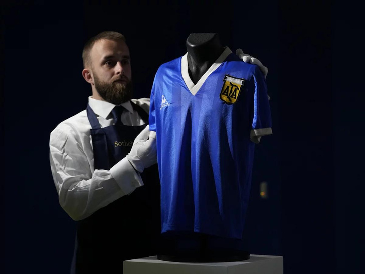 Футболка Диего Марадоны продана на аукционе за рекордную сумму — почти в два раза дороже платья Мэрилин Монро
