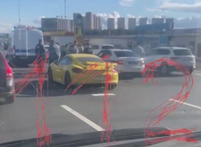 На МКАДе мужчина упал с эстакады на Porsche | ya62.ru